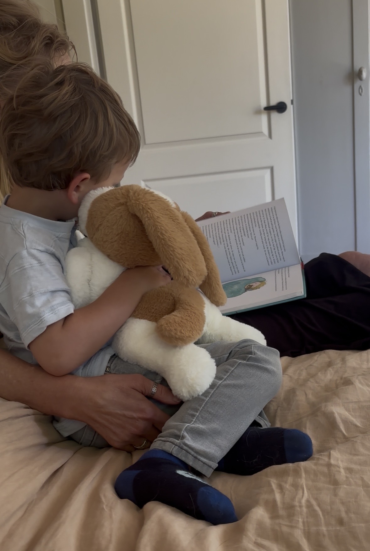 Kind leest samen met een ouder en de RustHond